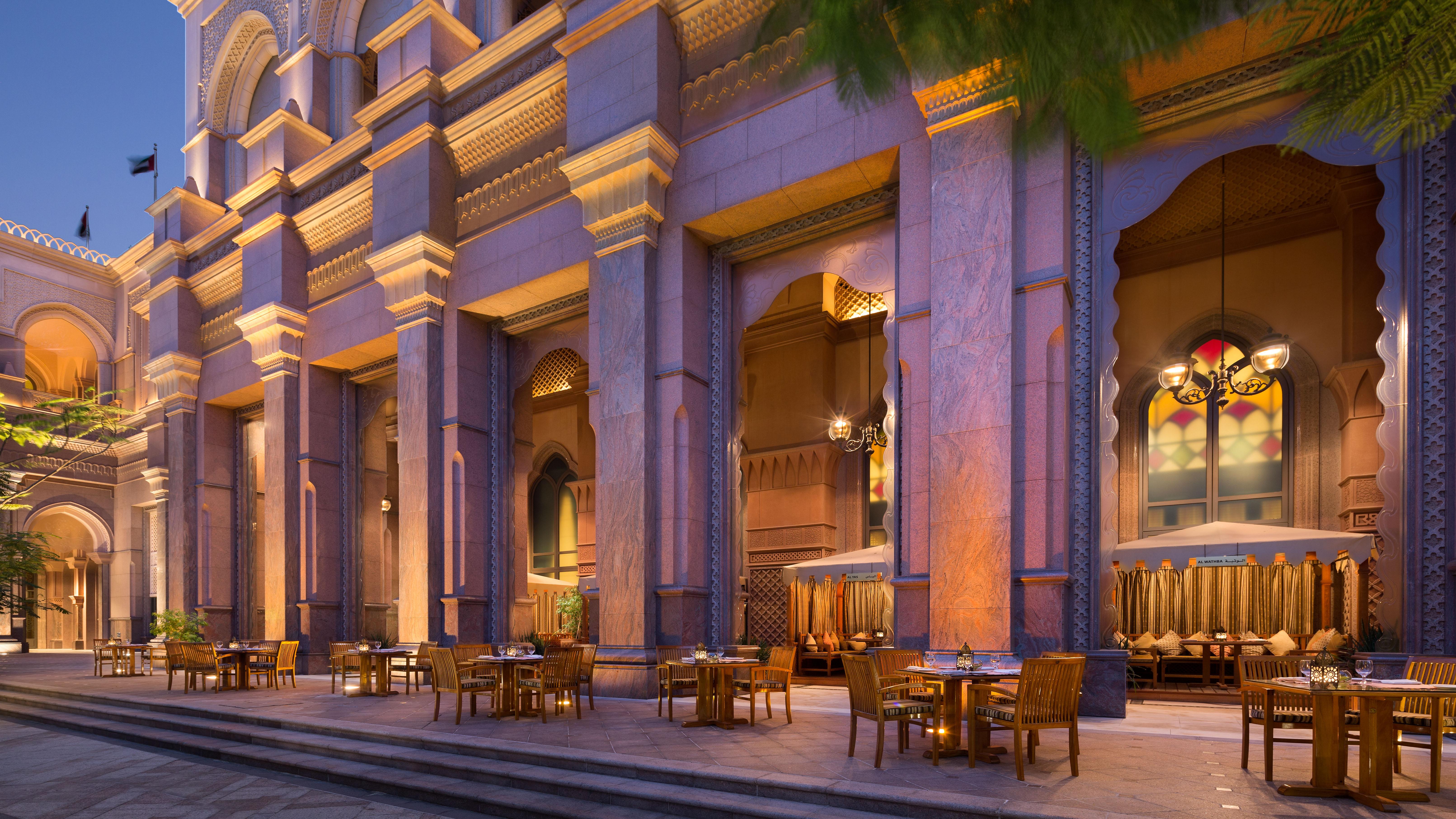 Emirates Palace Mandarin Oriental, Abu Dhabi Exterior foto The restaurant at the hotel