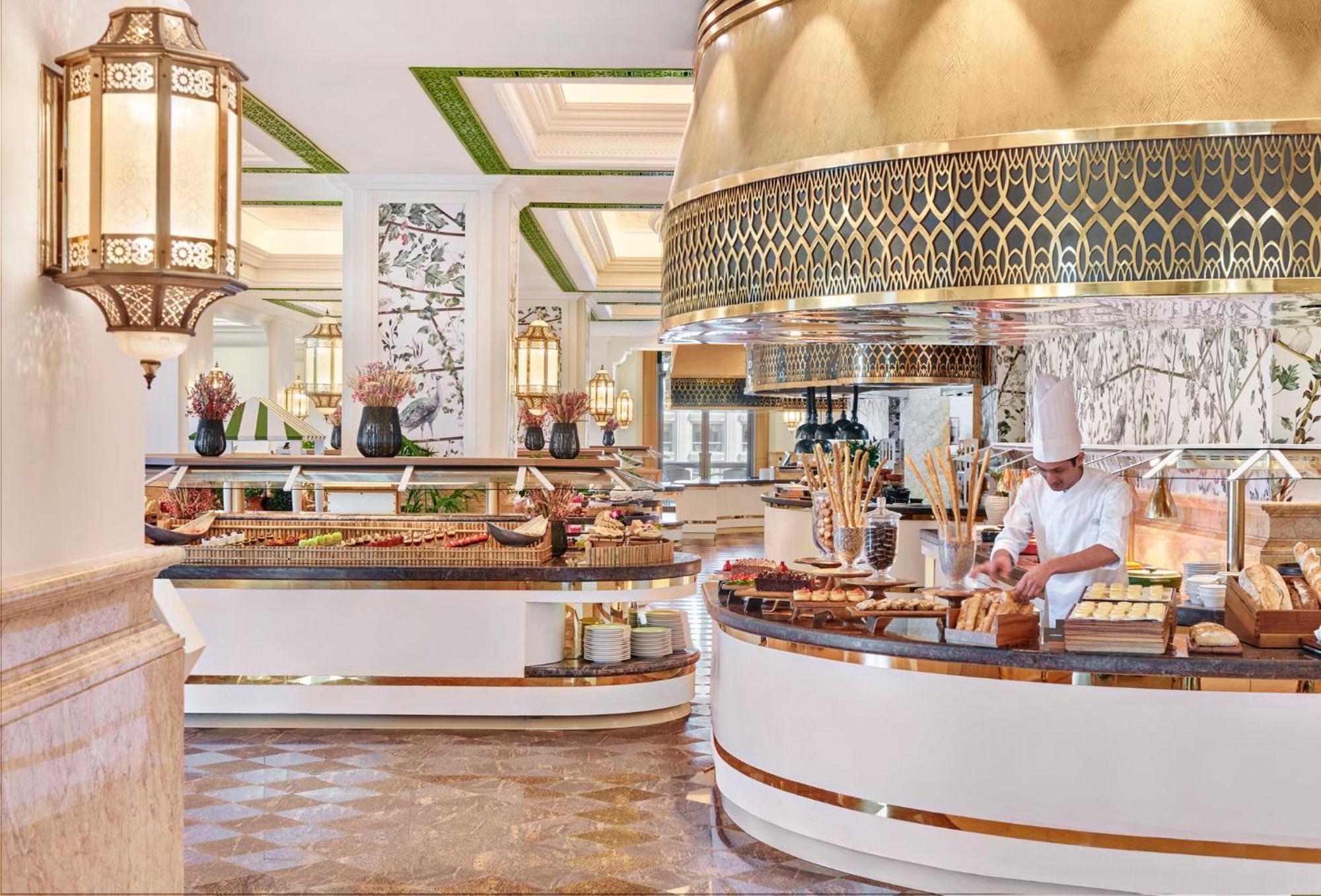 Emirates Palace Mandarin Oriental, Abu Dhabi Exterior foto The buffet at the Emirates Palace