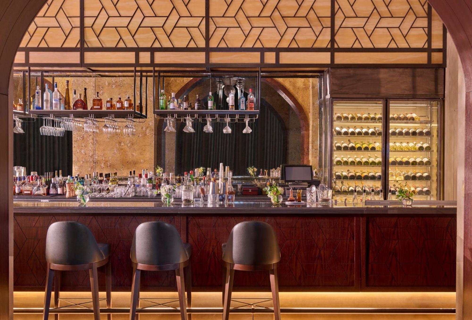 Emirates Palace Mandarin Oriental, Abu Dhabi Exterior foto The bar at the hotel