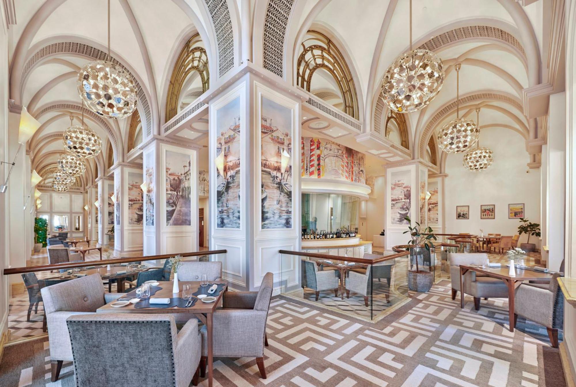 Emirates Palace Mandarin Oriental, Abu Dhabi Exterior foto The restaurant at the hotel