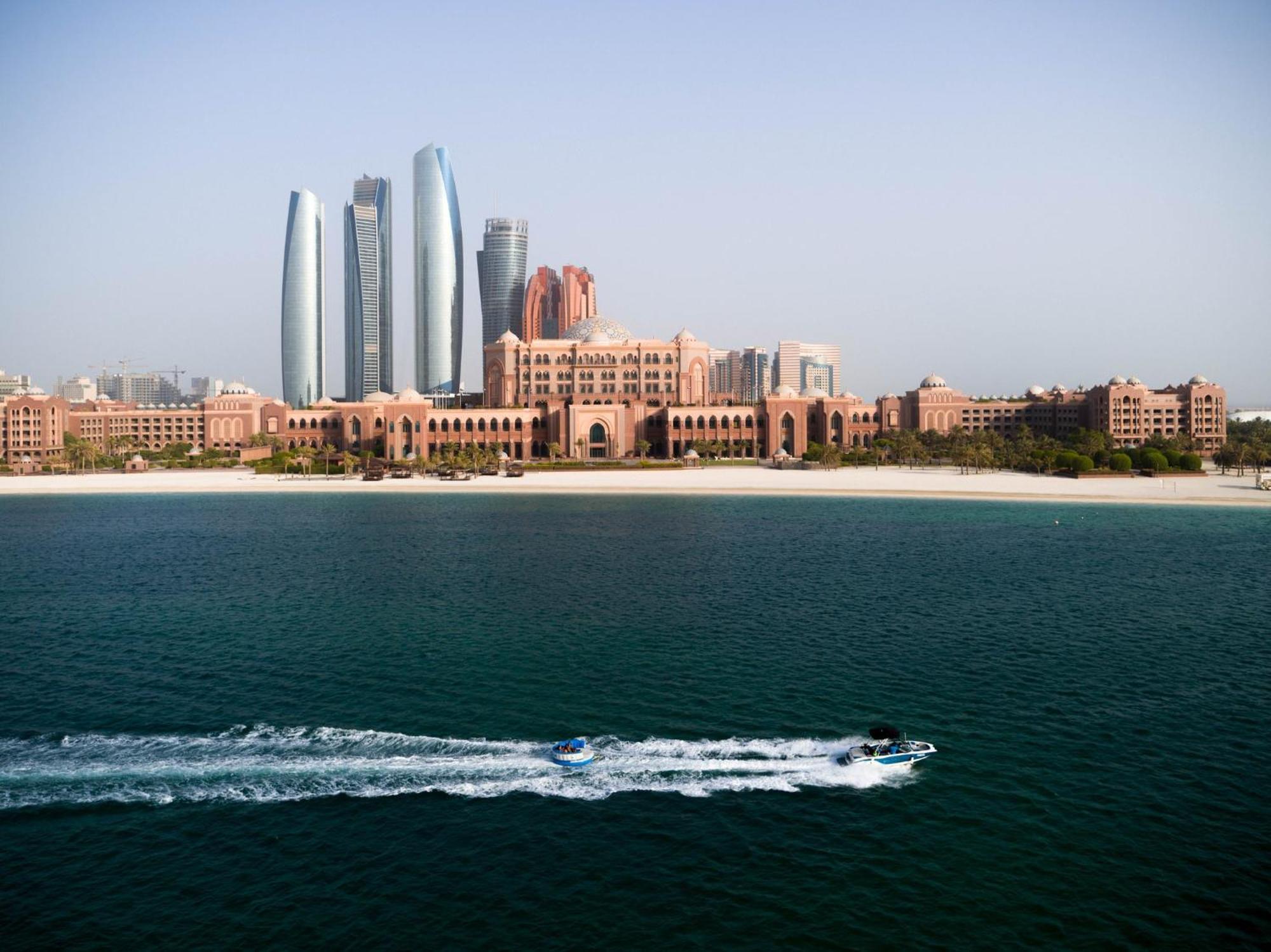 Emirates Palace Mandarin Oriental, Abu Dhabi Exterior foto The skyline of Abu Dhabi