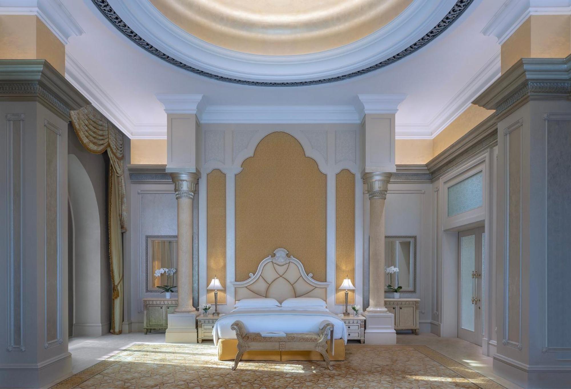 Emirates Palace Mandarin Oriental, Abu Dhabi Exterior foto A bedroom at the Emirates Palace