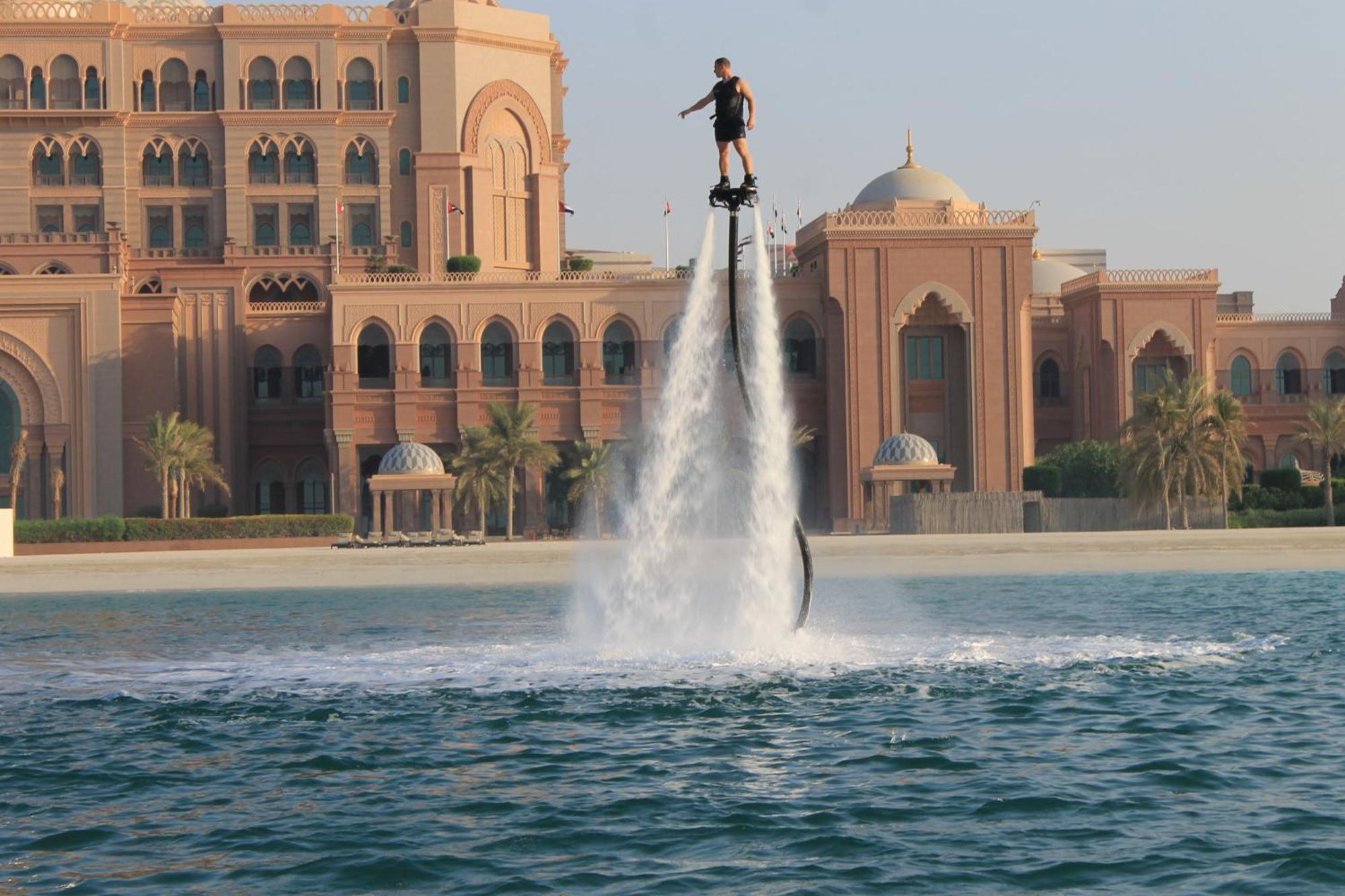 Emirates Palace Mandarin Oriental, Abu Dhabi Exterior foto A flyboarder in Dubai