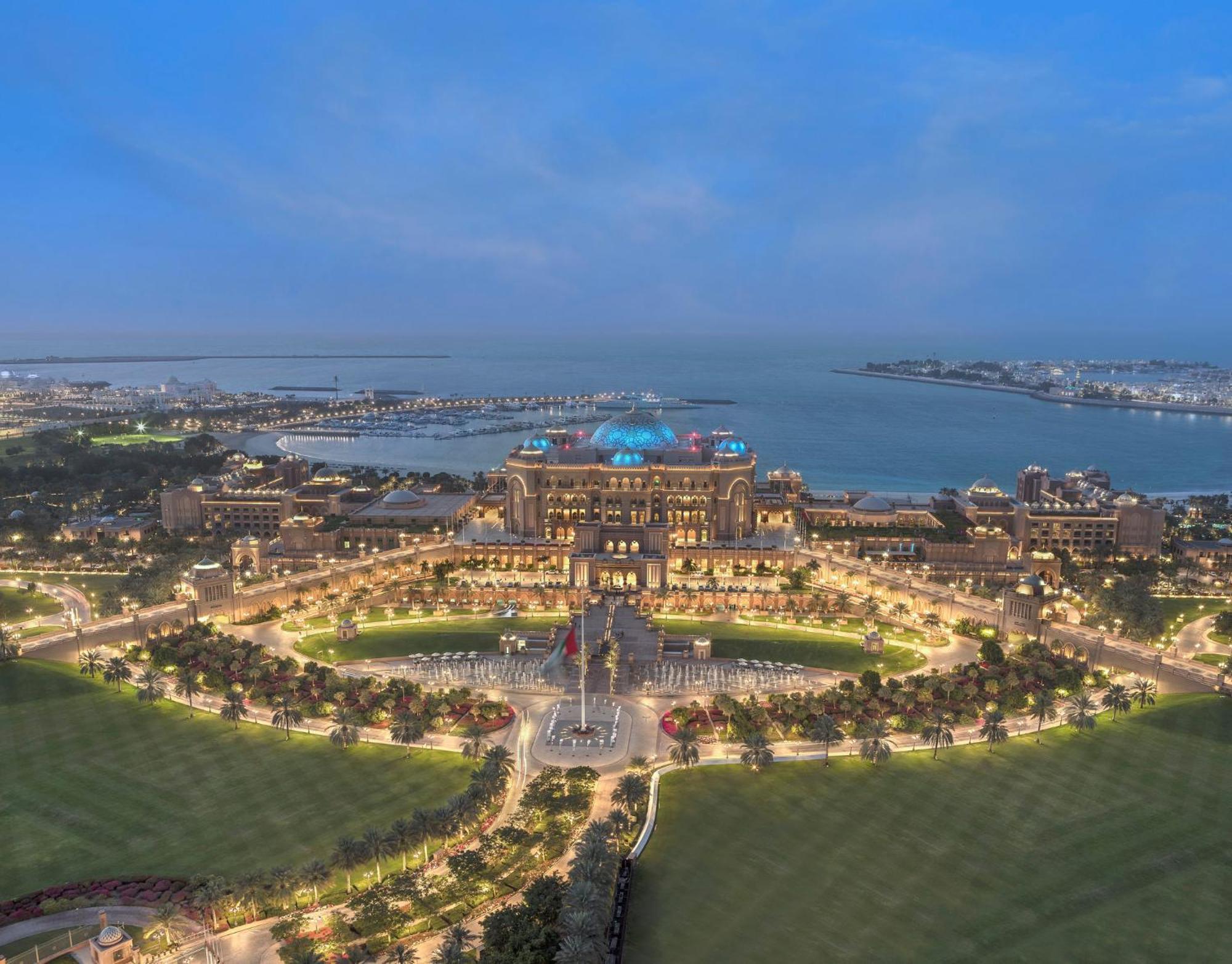 Emirates Palace Mandarin Oriental, Abu Dhabi Exterior foto The Emirates Palace at night